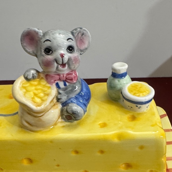 Cheese Block with Mouse Figurine Butter Dish/Cheese cover tray - Picture 6 of 11
